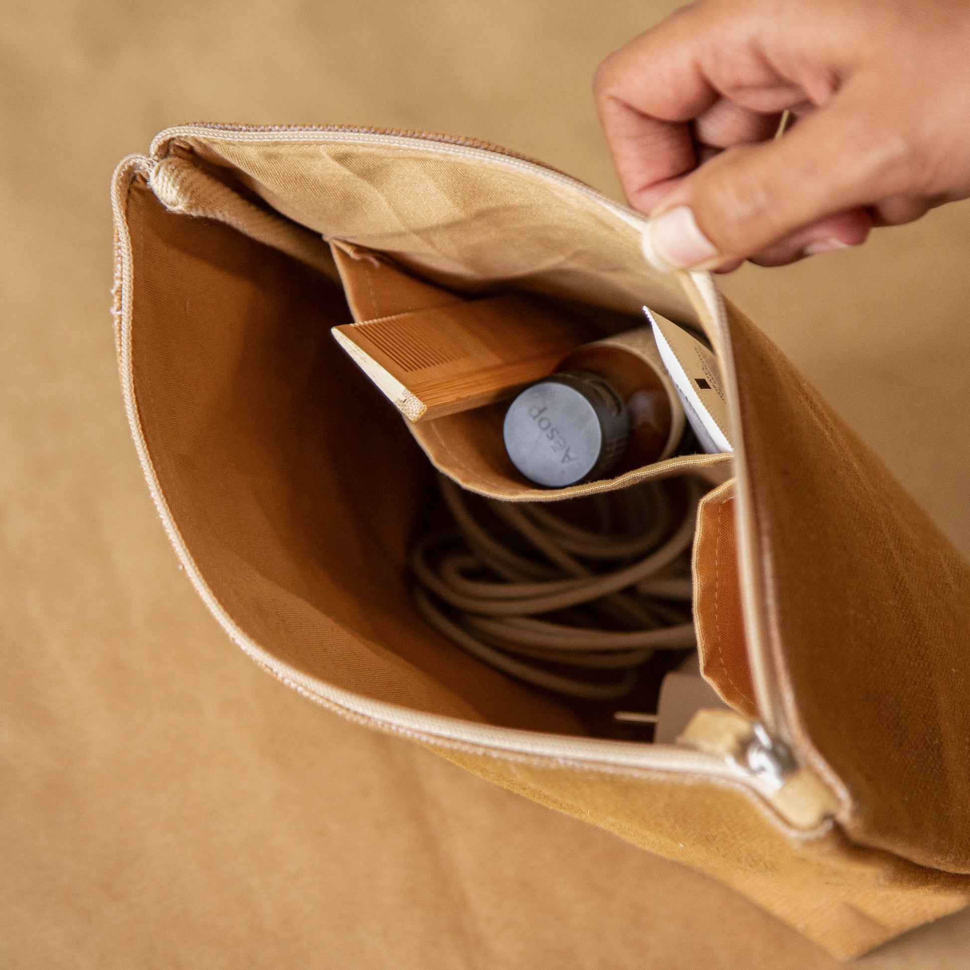 Grain Curve Pouch - Large