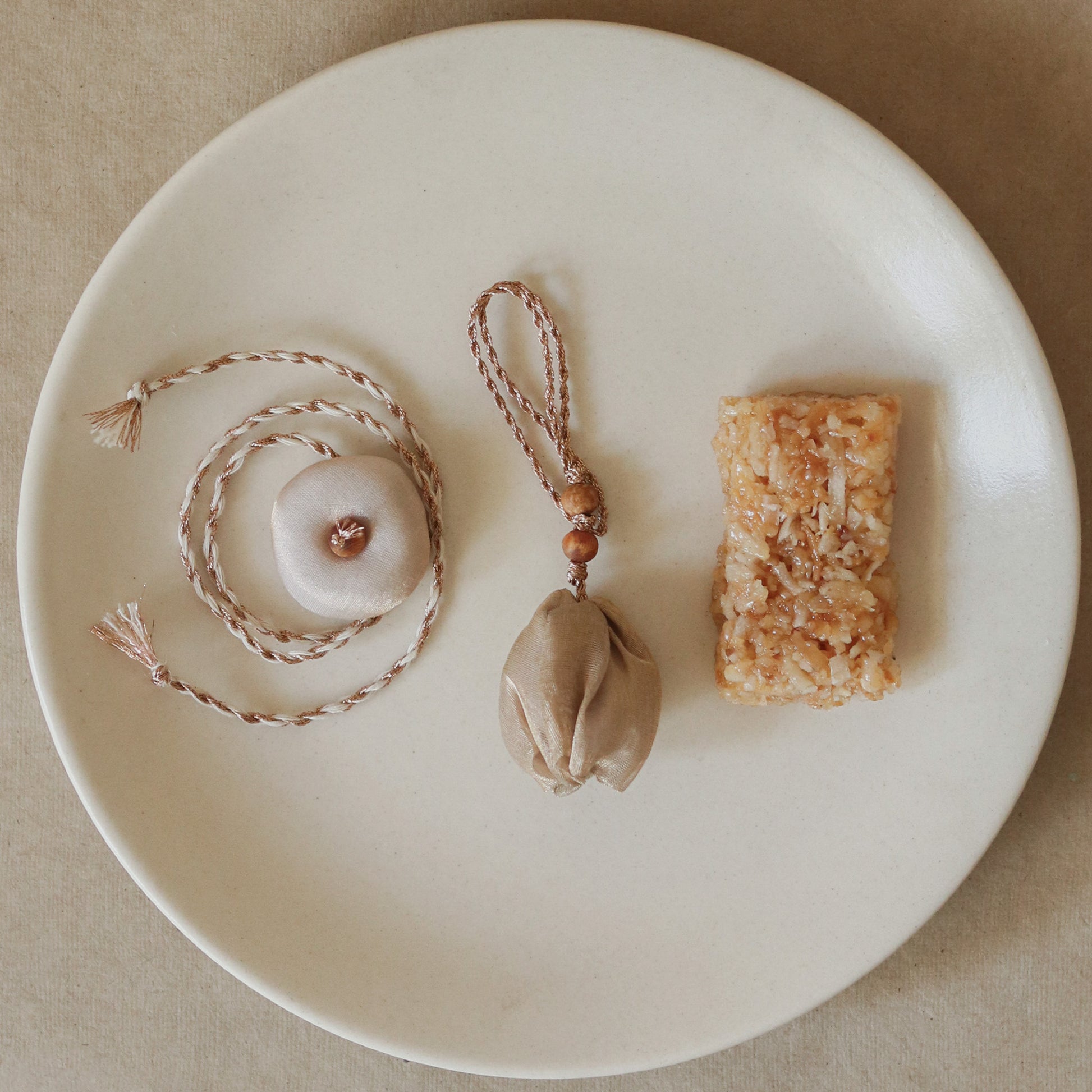 Halo Glow Rakhi Set (1 rakhi, 1 lumba)