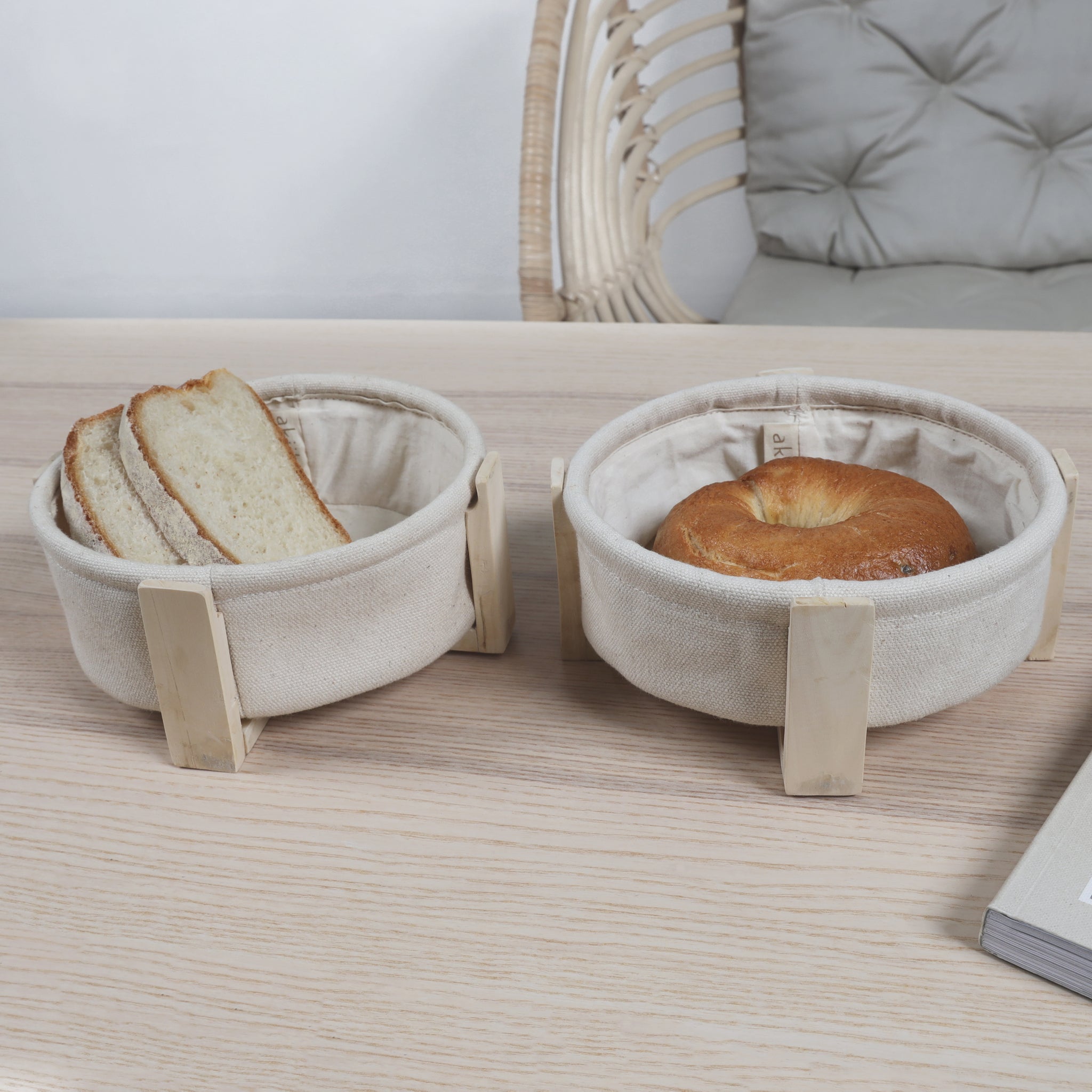 Circle Bread Basket with Wooden Stand