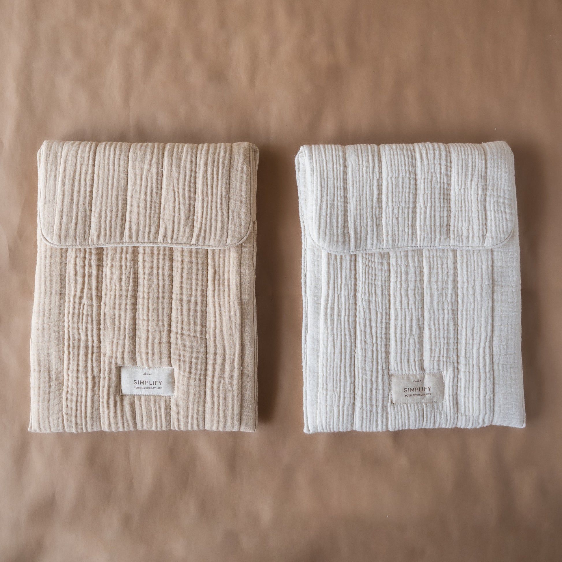 Fyra laptop pouch in soft muslin, Natural color, magnetic button