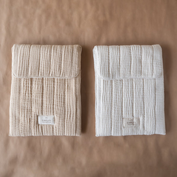 Fyra laptop pouch in soft muslin, Natural color, magnetic button