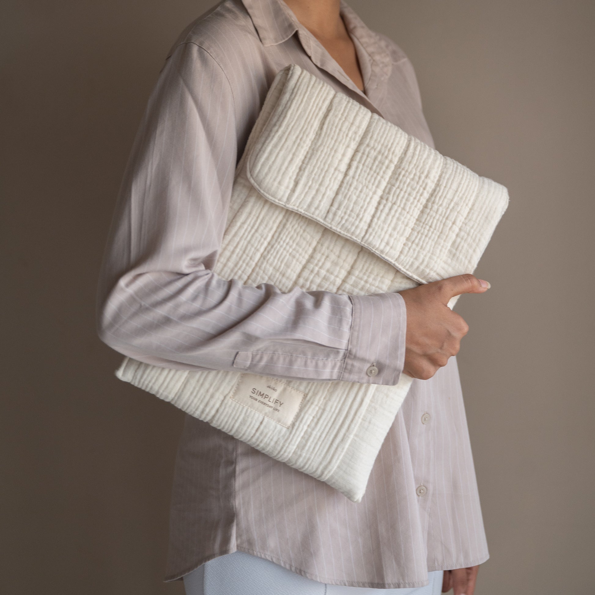 Fyra Laptop Pouch Soft Muslin Sleeve with Magnetic Closure – akiiko