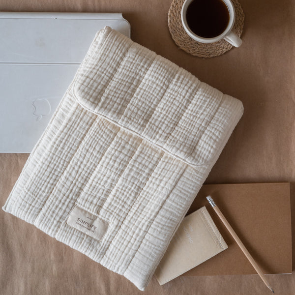 Fyra laptop pouch in soft muslin, Natural color, magnetic button