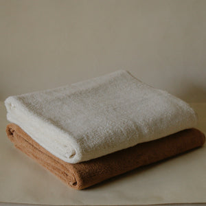 Soft terry bath towel in plush cotton with zero-twist texture, highly absorbent and extra fluffy.