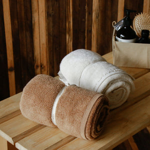 Soft terry bath towel in plush cotton with zero-twist texture, highly absorbent and extra fluffy.
