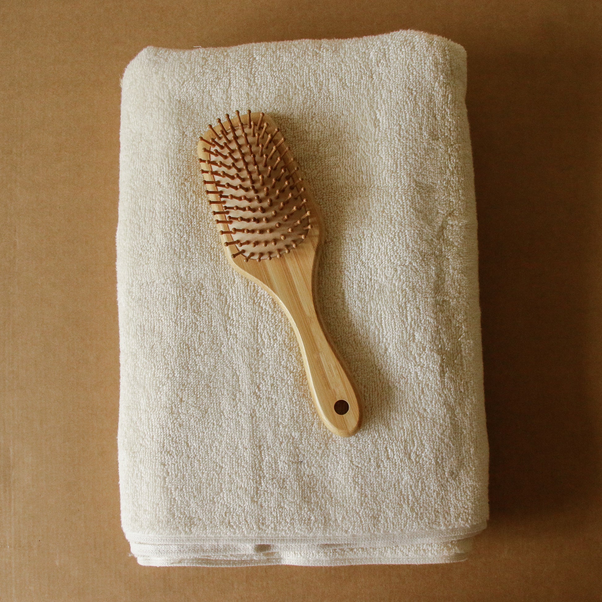 Soft terry bath towel in plush cotton with zero-twist texture, highly absorbent and extra fluffy.