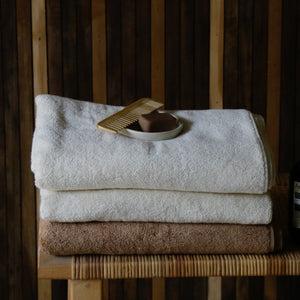 Soft terry bath towel in plush cotton with zero-twist texture, highly absorbent and extra fluffy.