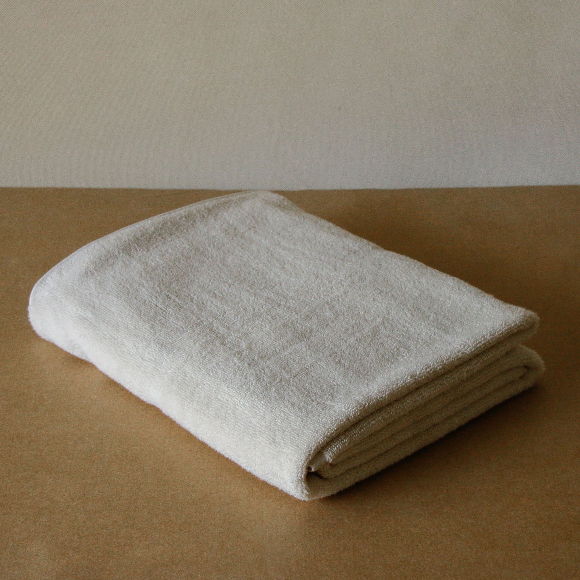 Soft terry bath towel in plush cotton with zero-twist texture, highly absorbent and extra fluffy.