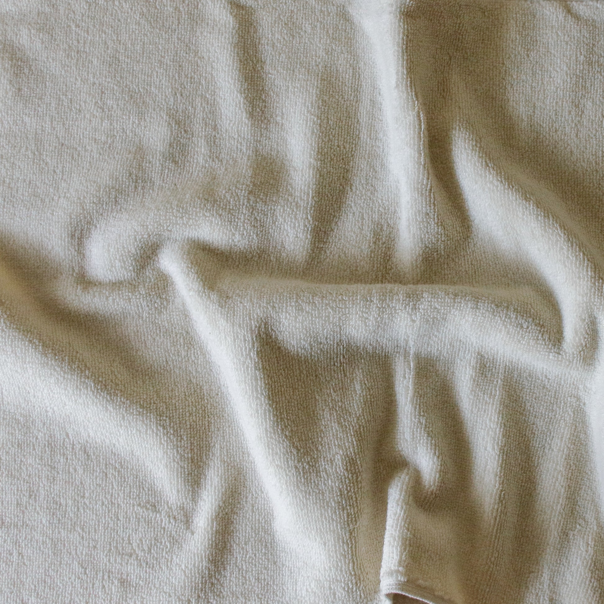Soft terry bath towel in plush cotton with zero-twist texture, highly absorbent and extra fluffy.