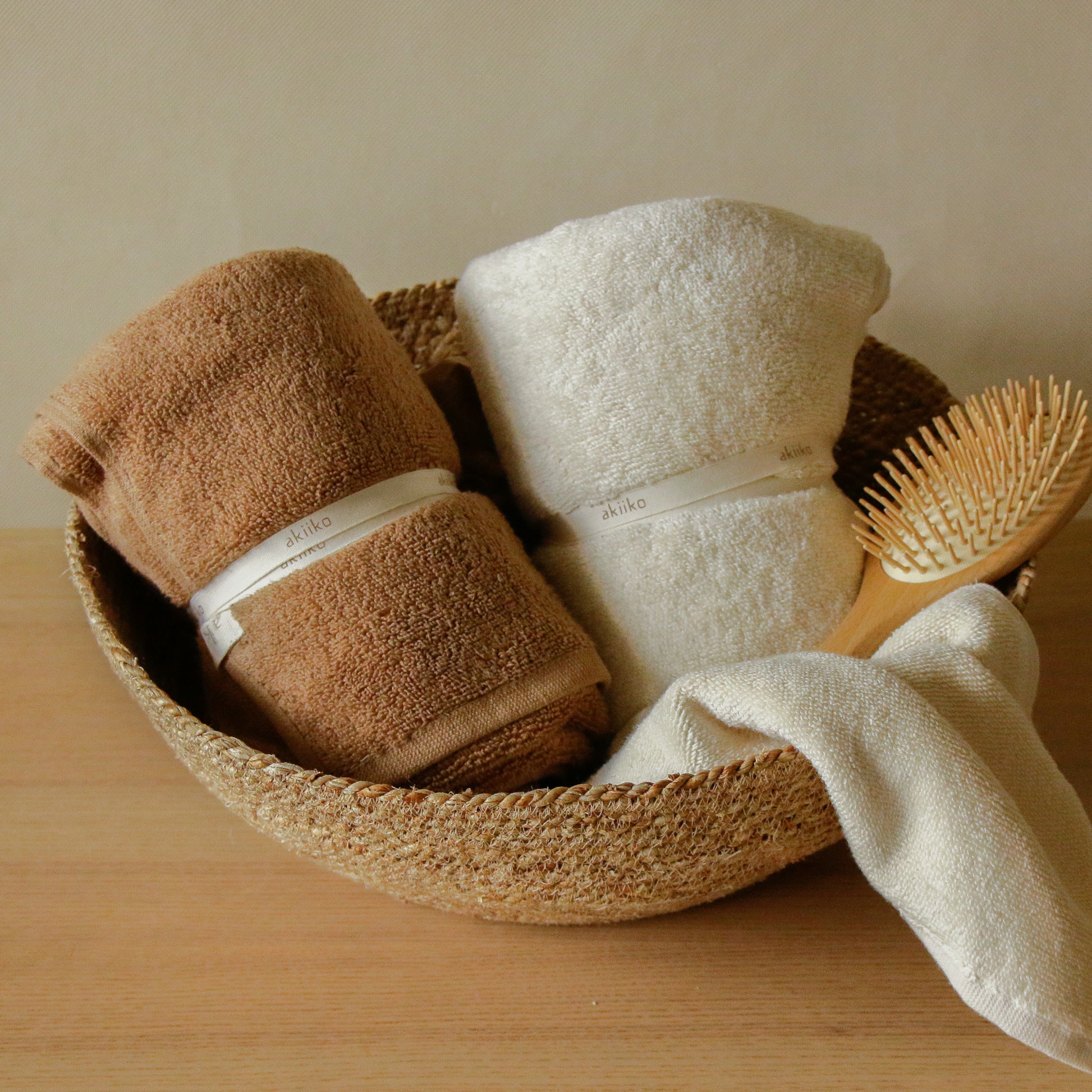 Soft terry bath towel in plush cotton with zero-twist texture, highly absorbent and extra fluffy.