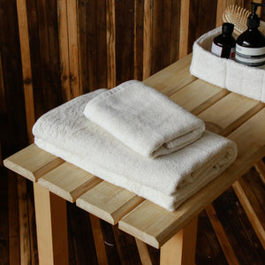 Soft terry bath towel in plush cotton with zero-twist texture, highly absorbent and extra fluffy.