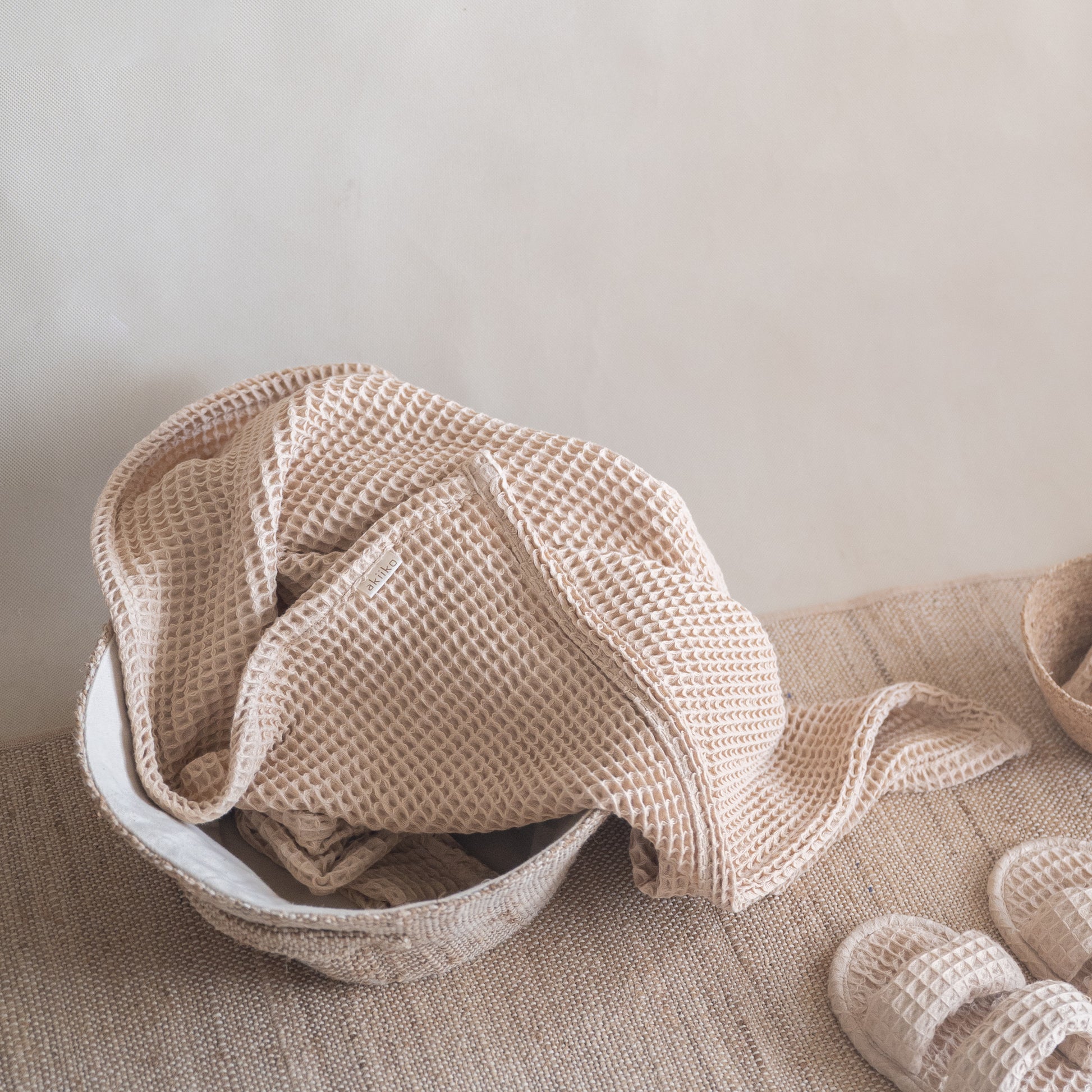 Latte-colored waffle bath towel, 135x75 cm, soft, lightweight, and absorbent, made from cotton and luffa blend.