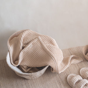 Latte-colored waffle bath towel, 135x75 cm, soft, lightweight, and absorbent, made from cotton and luffa blend.