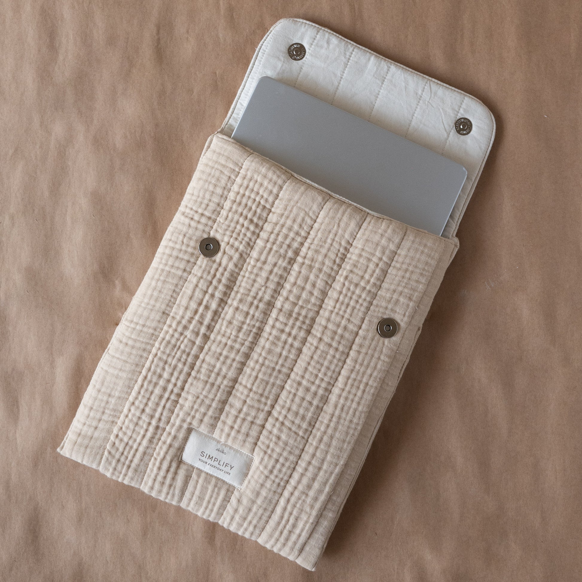 Fyra laptop pouch in soft muslin, Natural color, magnetic button